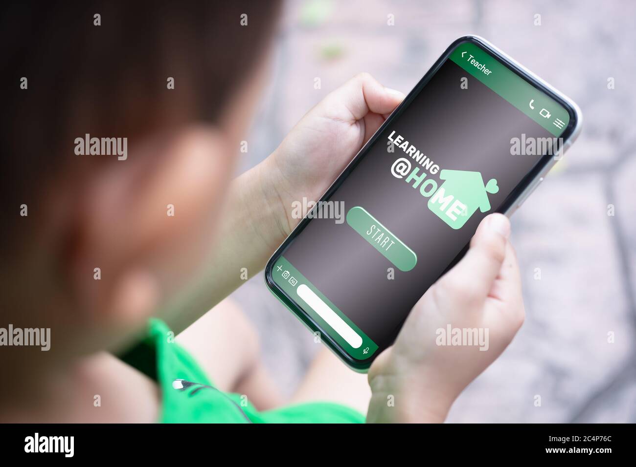 Imparare a casa per i tempi di quarantena in Coronavirus Covid-19 pandemia focolaio sfondo nuovo concetto di apprendimento normale a distanza. Bambino che tiene mockup m Foto Stock