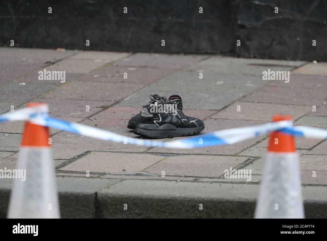 Parte di Argyle Street a Glasgow è stata corrodonata dopo che qualcuno è stato pugnalato in un 'attacco mirato' la domenica pomeriggio. Un paio di scarpe da training rimangono all'interno del cordone. Gli ufficiali furono chiamati in scena, all'incrocio con James Watt Street, appena dopo mezzogiorno. Foto Stock