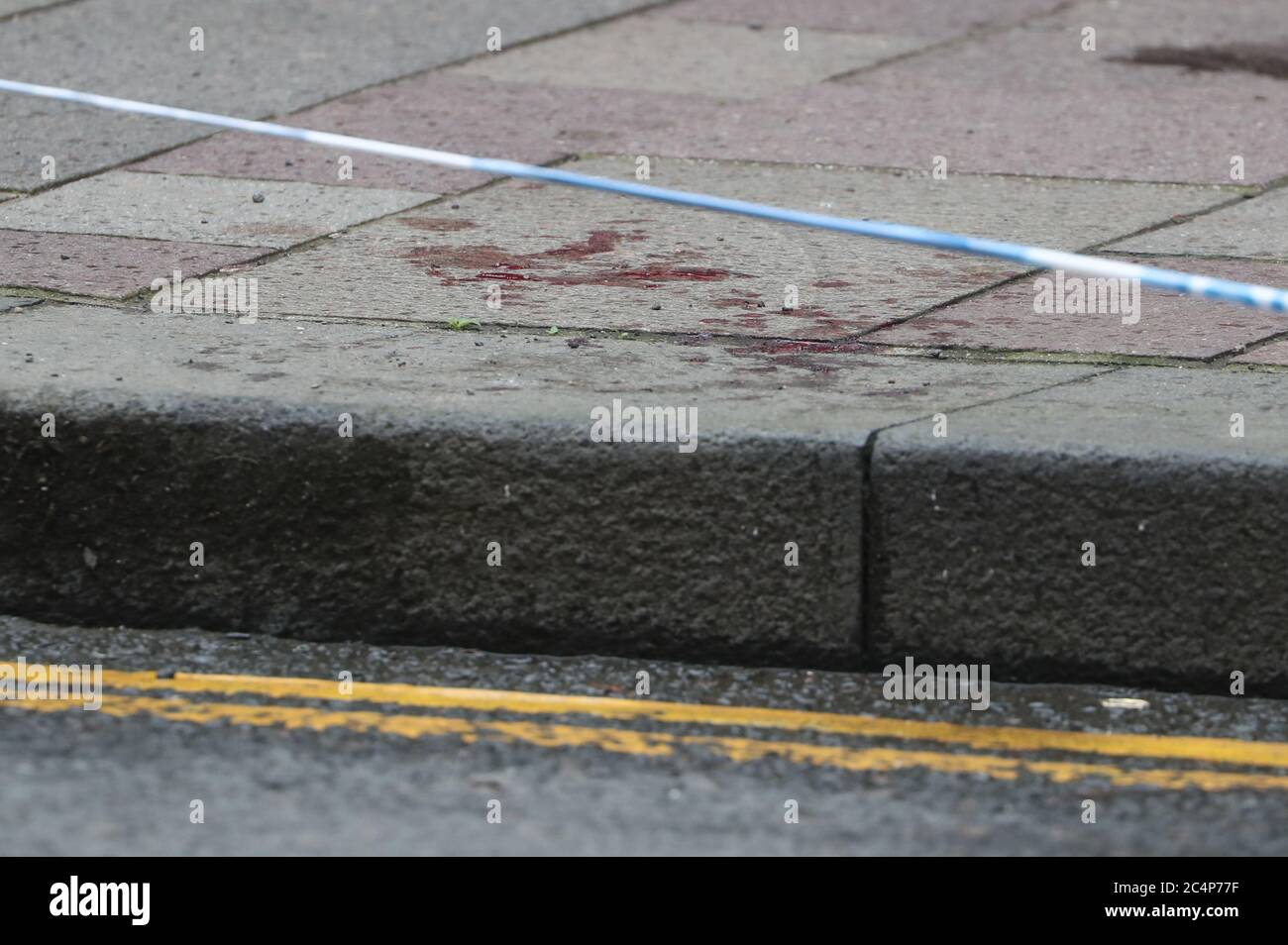 Parte di Argyle Street a Glasgow è stata corrodonata dopo che qualcuno è stato pugnalato in un 'attacco mirato' la domenica pomeriggio. Il pavimento appare colorato all'interno del cordone. Gli ufficiali furono chiamati in scena, all'incrocio con James Watt Street, appena dopo mezzogiorno. Foto Stock