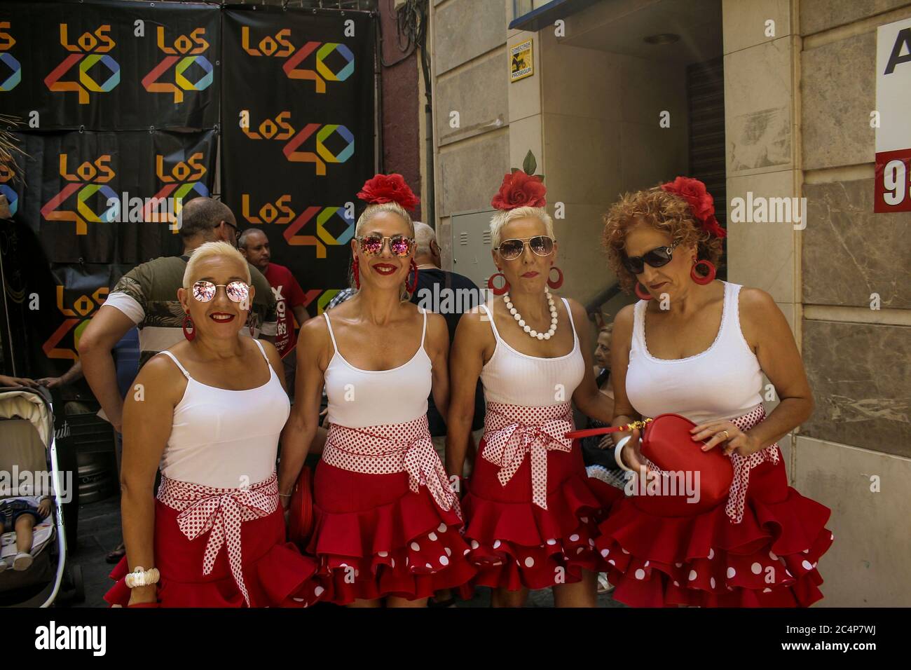 Almería, Andalusia, Spagna, Europa.. Feria de Almería 2018. Quattro donne con gli stessi abiti tradizionali per le strade in celebrazione della città. Foto Stock