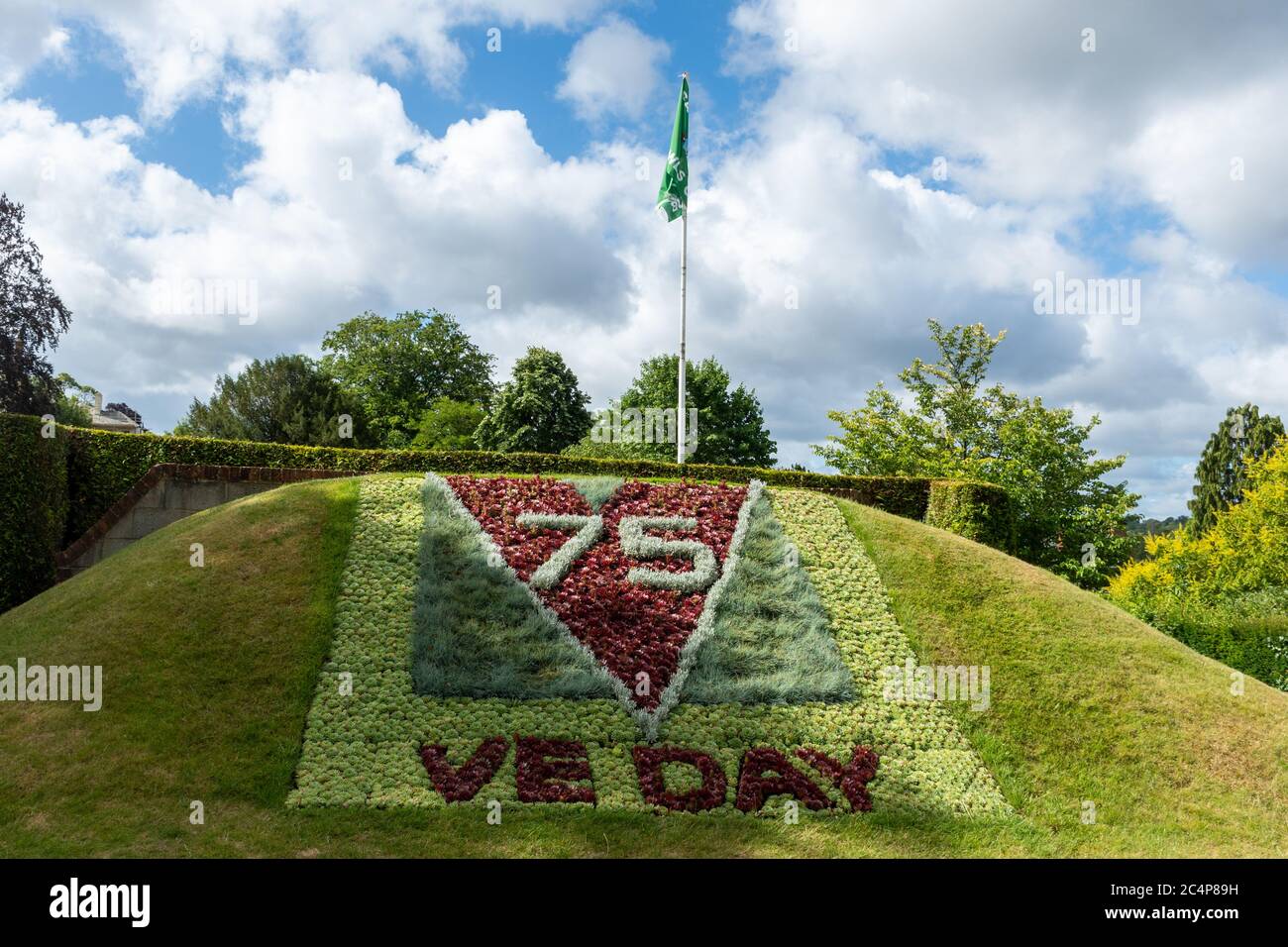 I giardini del Castello di Guildford, con i loro colorati giardini floreali durante l'estate, Surrey, Inghilterra, Regno Unito. Letto di fiori per celebrare il 75 ° anniversario di VE giorno 2020 Foto Stock