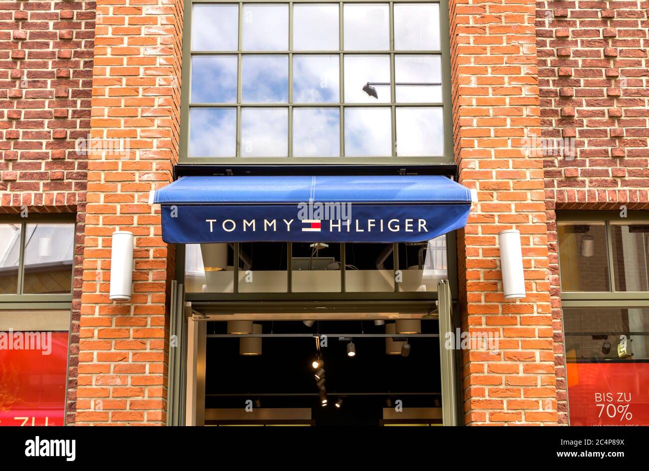 Ingolstadt, Germania: Logo del negozio Tommy Hilfiger, ci sono oltre 1,400 negozi  Tommy Hilfiger in oltre 90 paesi Foto stock - Alamy