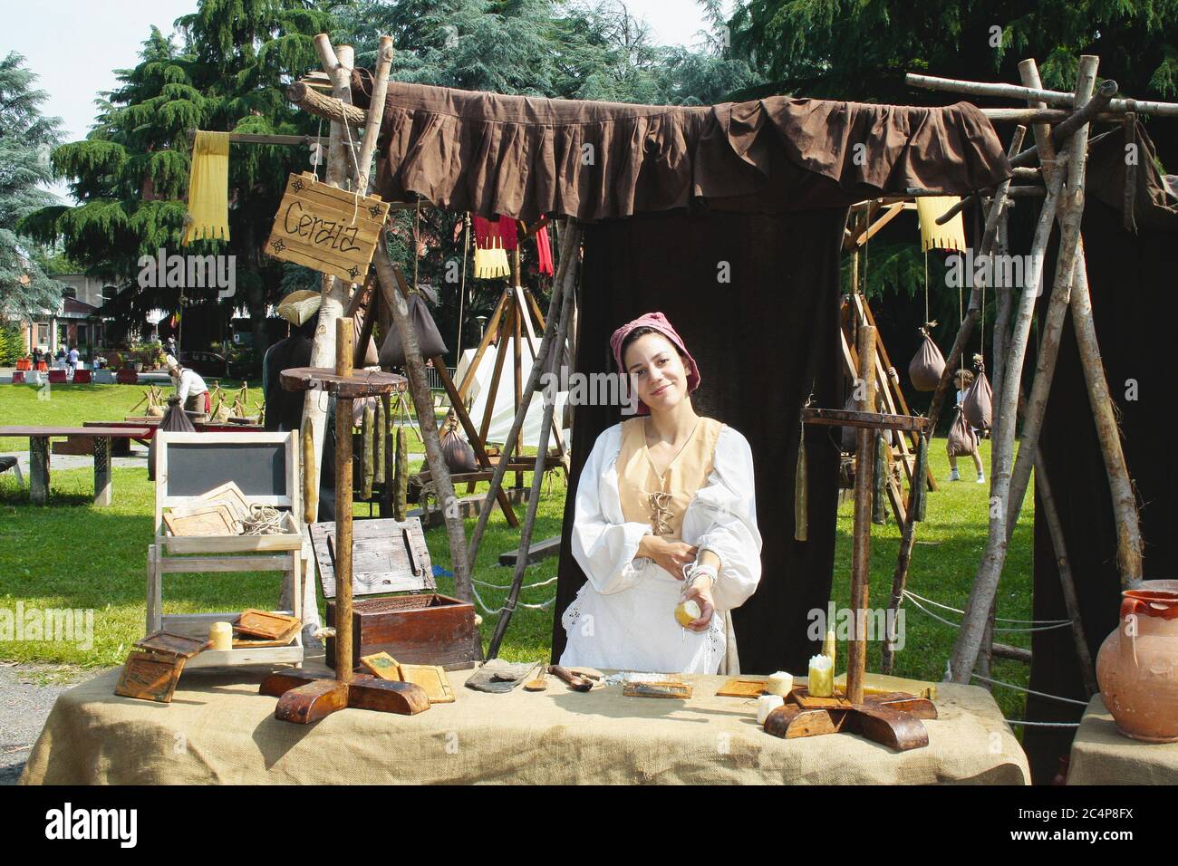 Mombello, Limbiate, Lombardia, Italia. Villa Pusterla Crivelli Arconati è il luogo di una rievocazione storica, nel 1797, del matrimonio di Paolina Bonaparte, sorella di Napoleone, che si sposò nell'Oratorio dei Crivelli adiacente alla villa. Una stalla con una pastella di cera. Foto Stock