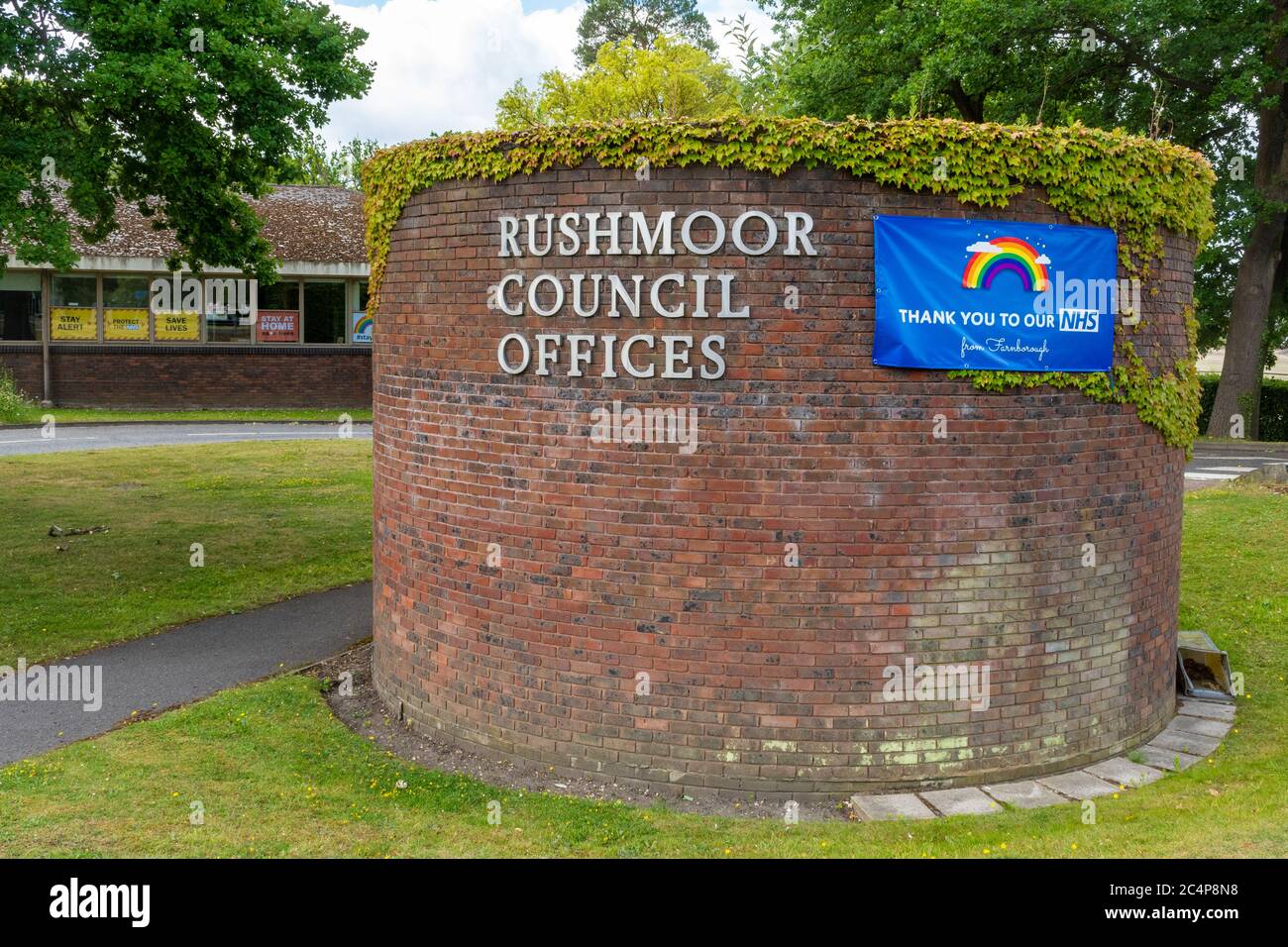 Grazie al nostro banner NHS presso gli uffici del Consiglio di Rushmoor a Farnborough, Hampshire, Regno Unito, durante la pandemia del 2020 del coronavirus covid-19 Foto Stock