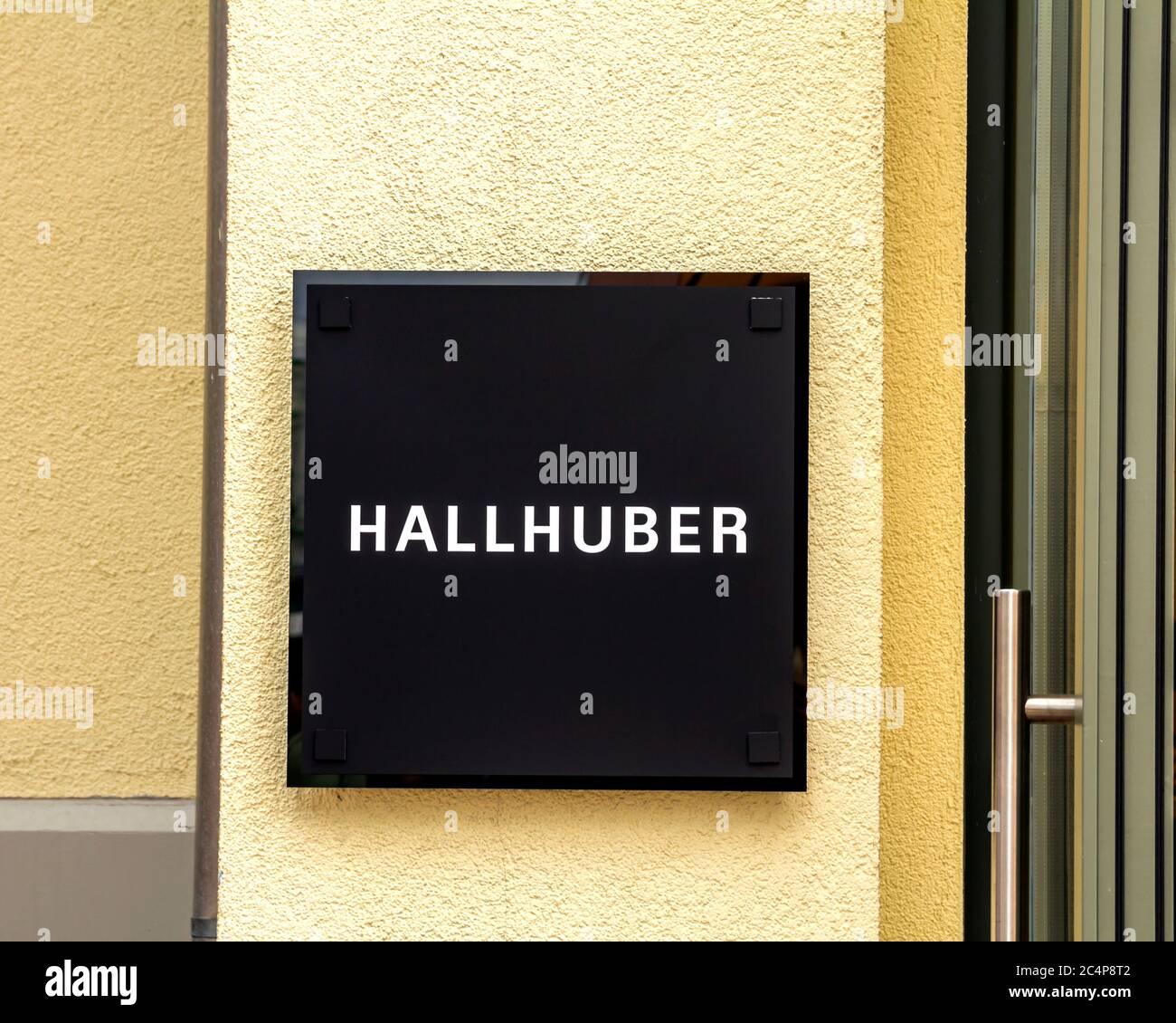 Ingolstadt, Germania : filiale di Hallhuber. Hallhuber è un'azienda tedesca di moda, che offre abbigliamento, scarpe e accessori nel segmento medio prezzo di fo Foto Stock