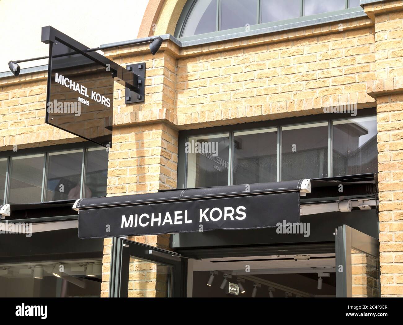 Ingolstadt, Germania : Visualizza nel negozio Michael Kors di Milano. Michael  Kors è uno stilista di moda di New York City ampiamente conosciuto per la  progettazione del classico Am Foto stock - Alamy