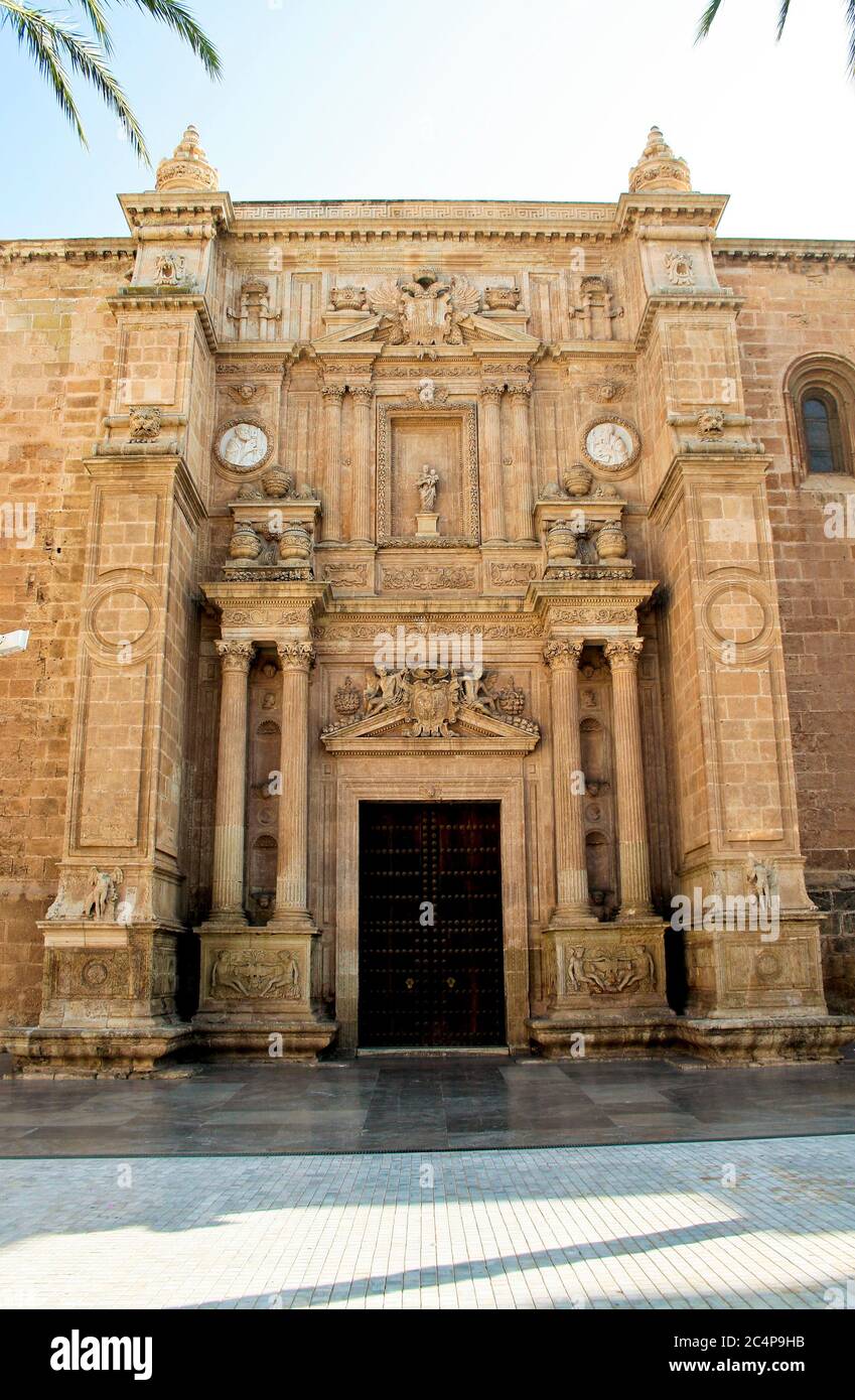 Almería, Andalusia, Spagna, Europa.. Catedral de santa María de la Encarnación (Cattedrale di Santa Maria dell'Incarnazione). Juan de Orea (1525-1581). Facciata della Cattedrale di Almeria - XVI secolo - Rinascimento spagnolo. Foto Stock