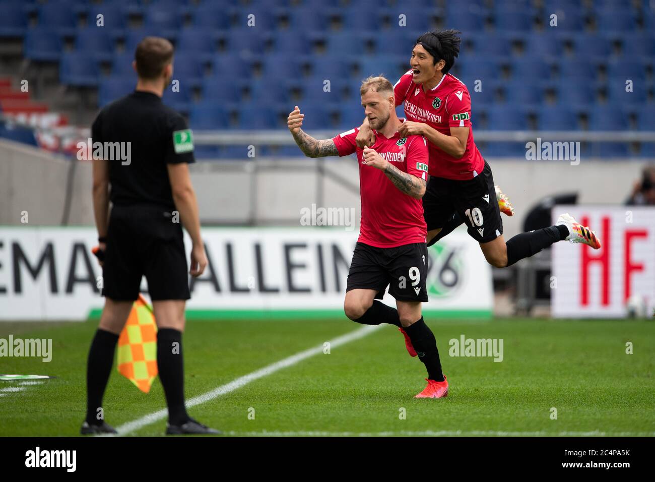 Hannover, Germania. 28 Giugno 2020. Calcio: 2 Bundesliga, Hannover 96 - VfL Bochum, 34° incontro nell'HDI-Arena. John Guidetti di Hannover e Genki Haraguchi di Hannover (r) brogliano dopo un gol offside non segnato. Credito: Swen Pförtner/dpa - NOTA IMPORTANTE: In conformità con le norme del DFL Deutsche Fußball Liga e del DFB Deutscher Fußball-Bund, è vietato sfruttare o sfruttare nello stadio e/o nel gioco le fotografie scattate sotto forma di sequenze di immagini e/o serie di foto di tipo video./dpa/Alamy Live News Foto Stock