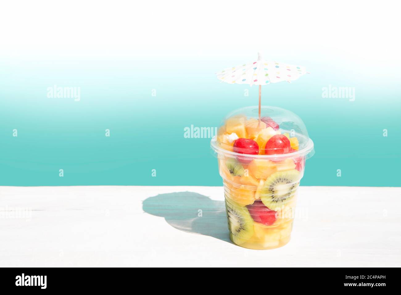 Cocktail di frutta tropicale in una tazza Foto Stock