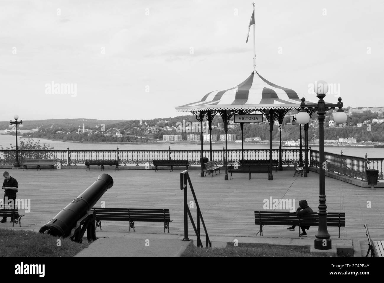 Splendida destinazione turistica di Dufferin Terrace, uno spazio pubblico per avere una perfetta vista sul fiume della città vecchia quebec Foto Stock