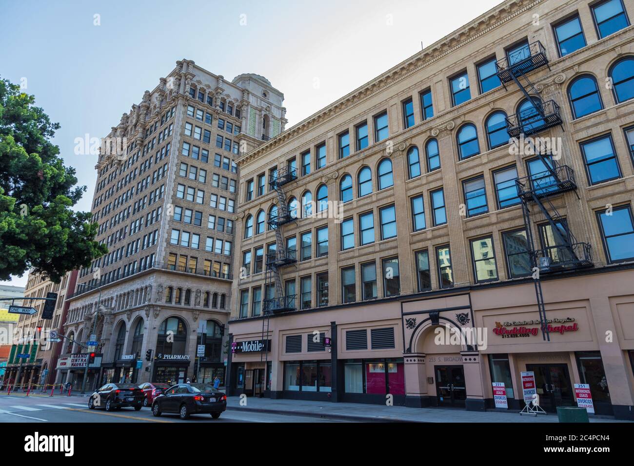 Los Angeles, California, USA - 11 giugno 2015: Edifici storici ed eleganti su Broadway Street. Teatri di strada. Foto Stock