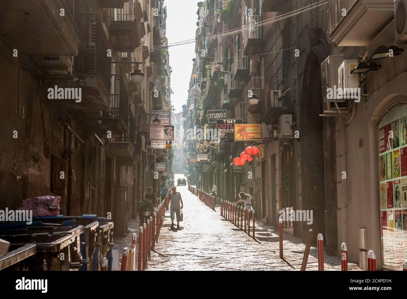 Vicolo nel centro di Napoli, Italia. Questa zona appartiene a un sito patrimonio dell'umanità dell'UNESCO come parte del centro storico di Napoli. Foto Stock