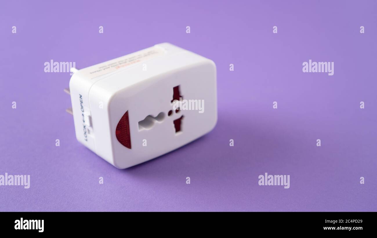 Adattatore da viaggio per più paesi. Kit adattatore spina internazionale. Adattatore universale per spina internazionale multi Travel Foto Stock
