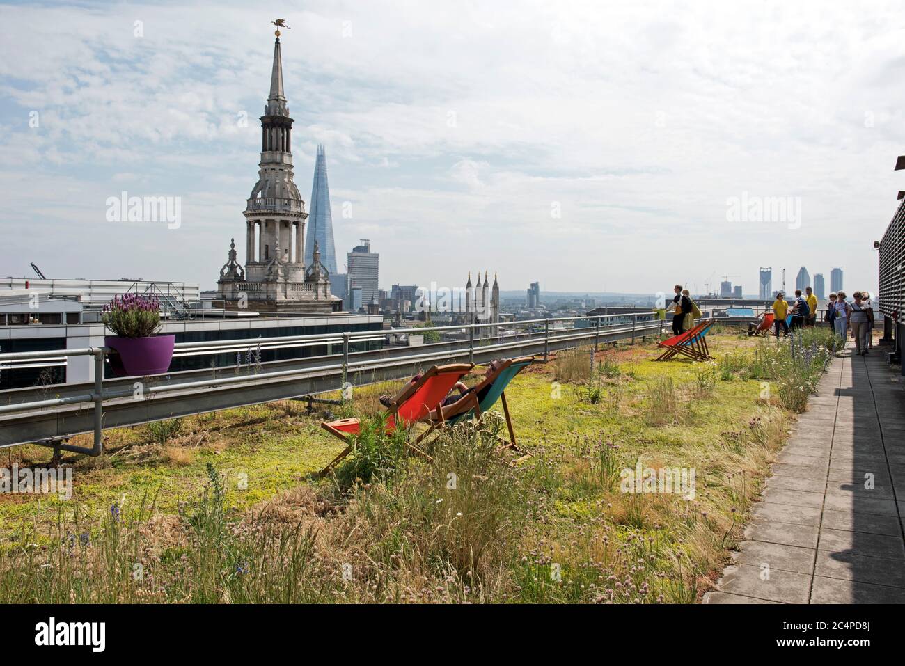 Tetto verde con persone e sedie a sdraio con skyline della città sullo sfondo, City of London, Inghilterra Gran Bretagna Foto Stock