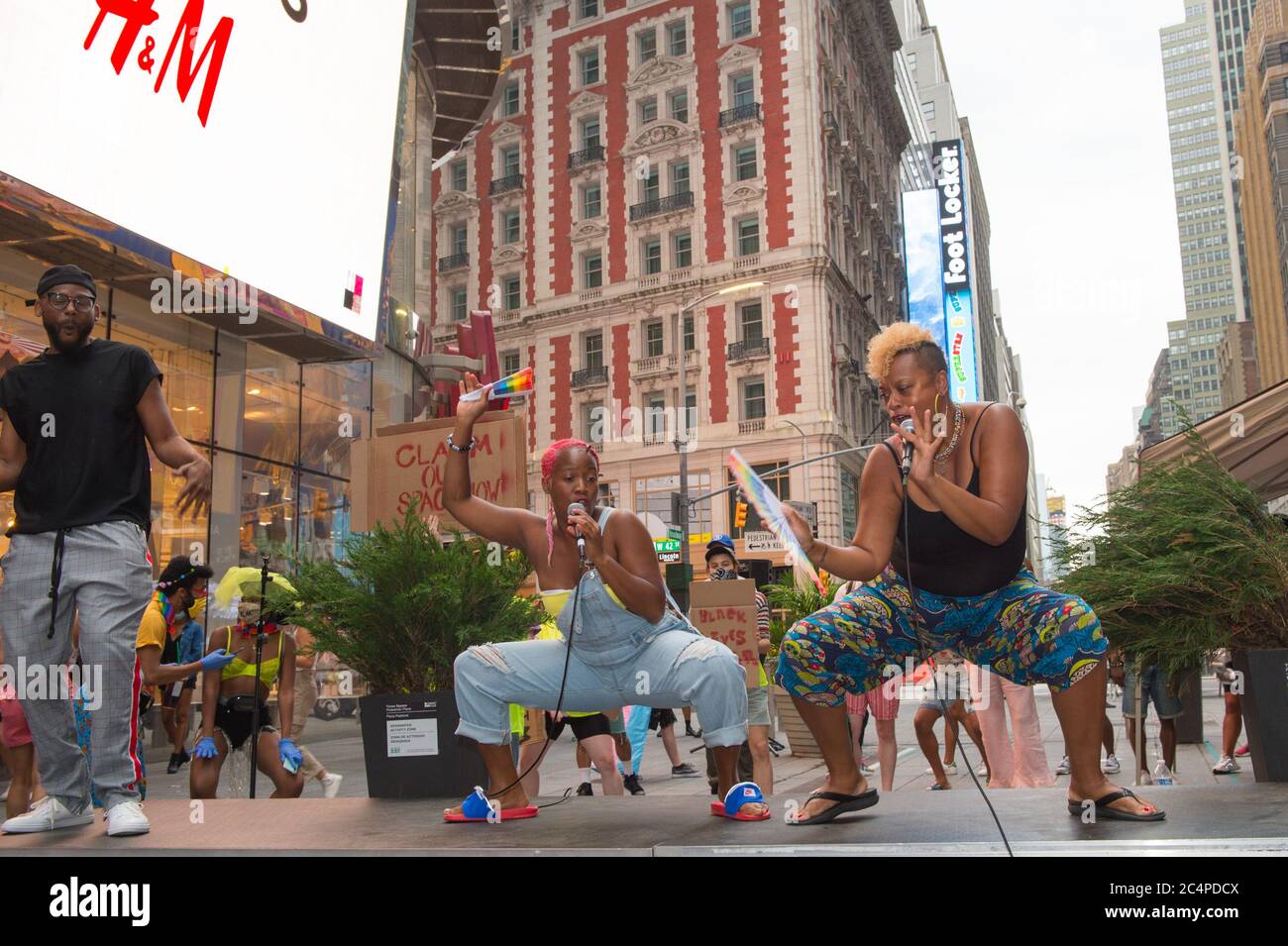 New York, New York, USA, 27 giugno 2020: Richiedi il nostro Space Now & KJB Rally for Freedom a Times Square. Relatori e artisti hanno preso il controllo di Times Square e hanno marciato verso lo Stonewall nel West Village - Credit Kevin RC Wilson Foto Stock