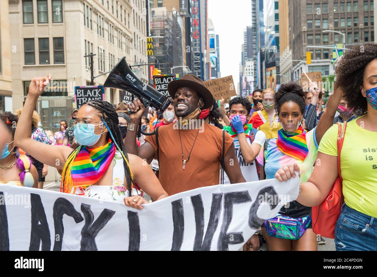 New York, New York, USA, 27 giugno 2020: Richiedi il nostro Space Now & KJB Rally for Freedom a Times Square. Relatori e artisti hanno preso il controllo di Times Square e hanno marciato verso lo Stonewall nel West Village - Credit Kevin RC Wilson Foto Stock