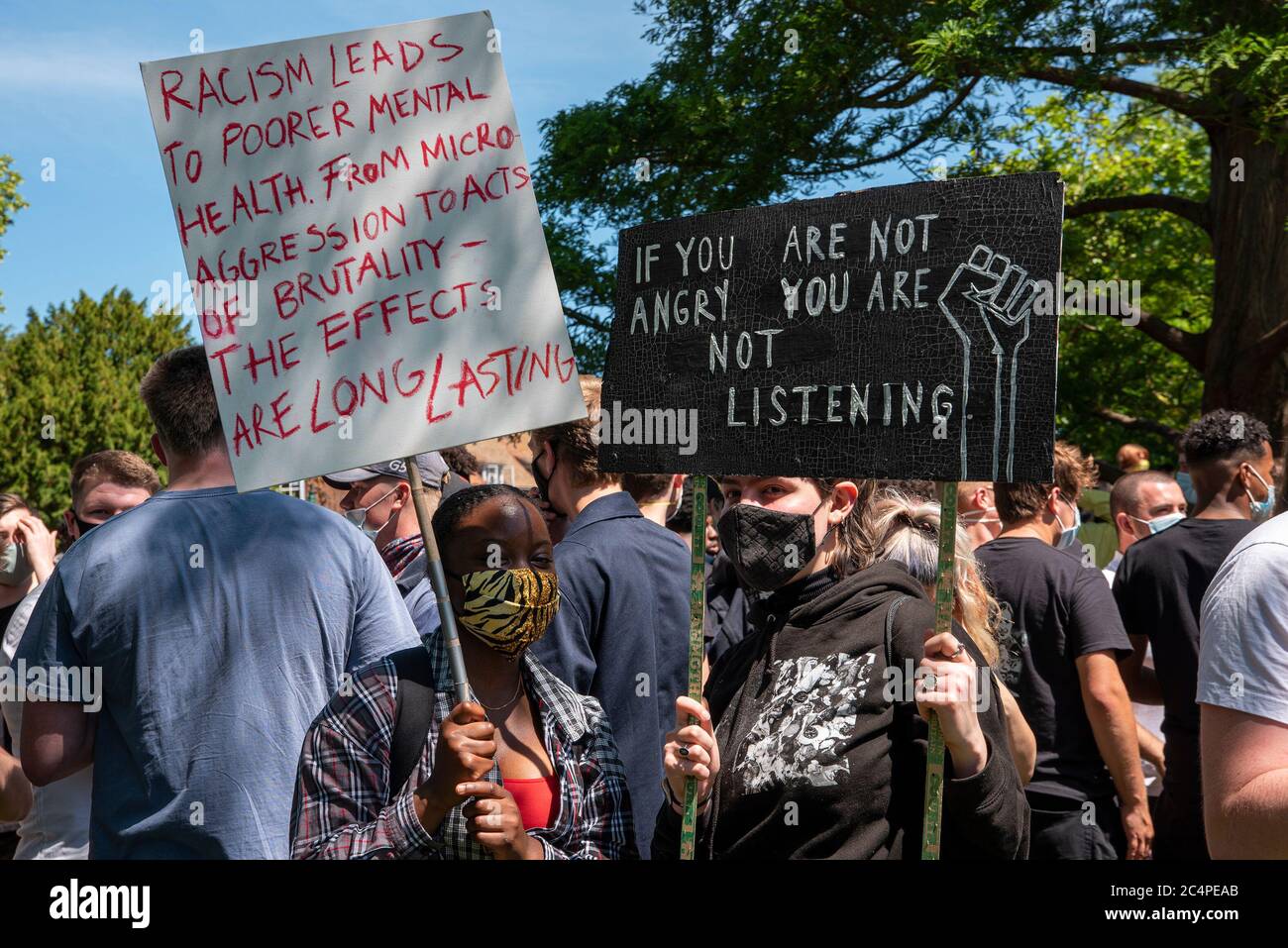 Due giovani donne tengono i loro cartelli durante la protesta BLM. Foto Stock