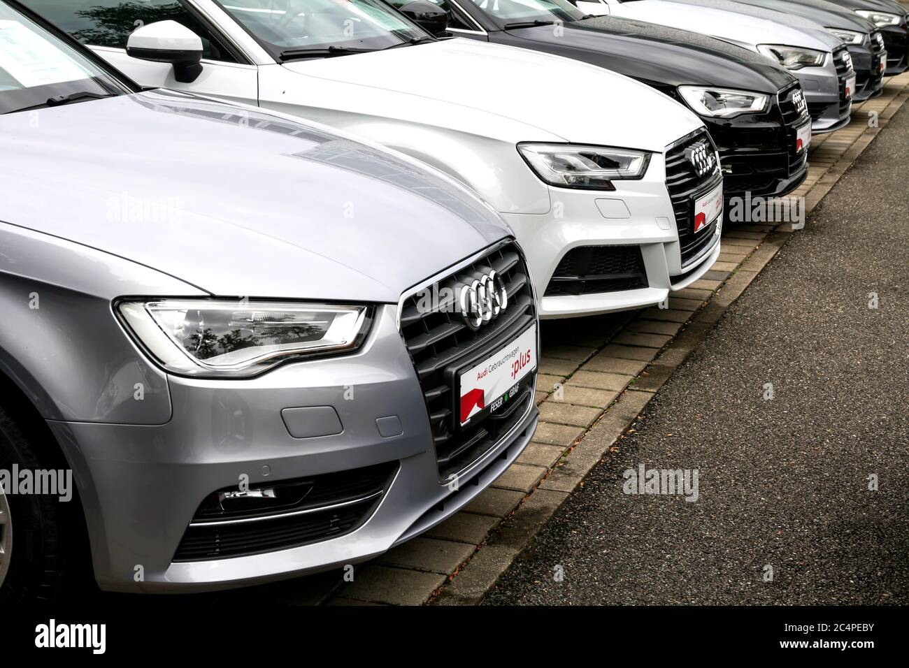 Nurnberg, Germania: Vista ravvicinata delle auto Audi in RAW presso un concessionario Audi Foto Stock