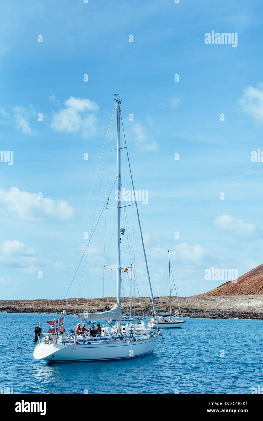 Barche che si lazano nella baia Bocas de la Pardela, all'estremità meridionale di la Graciosa/Gracisoa Island, Isole Canarie, Spagna Foto Stock