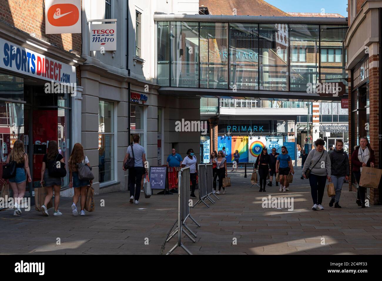 Il primo giorno che i negozi non essenziali aprirono a Canterbury, Kent UK dopo la chiusura del covid-19. Centro commerciale Whitefriars Foto Stock