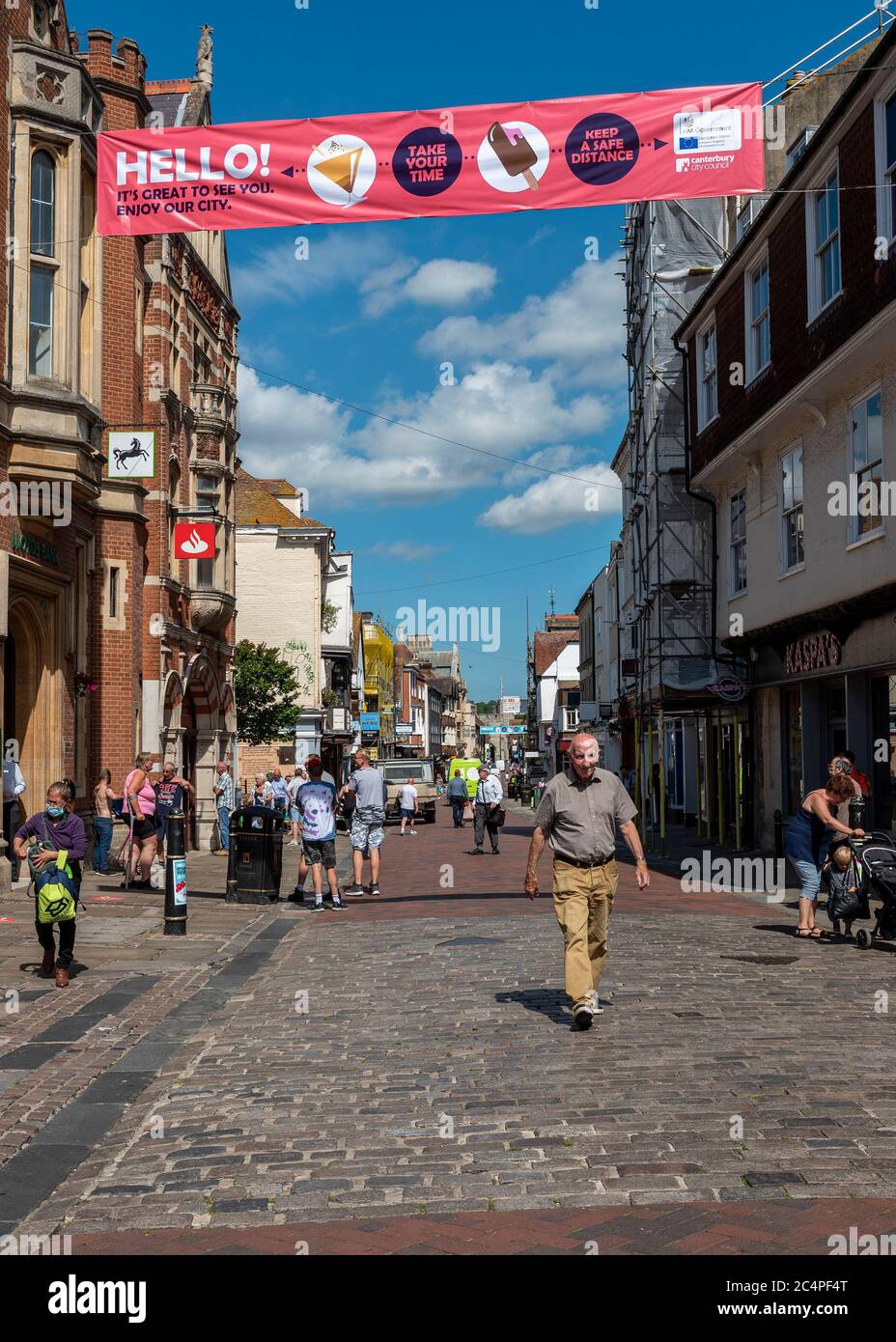 Il primo giorno che i negozi non essenziali aprirono a Canterbury, Kent UK dopo la chiusura del covid-19. 15 giugno 2020 Foto Stock