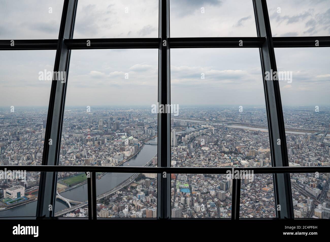Paesaggio urbano dal 350° piano della Tokyo Skytree Tower (la torre più alta del mondo). Foto Stock