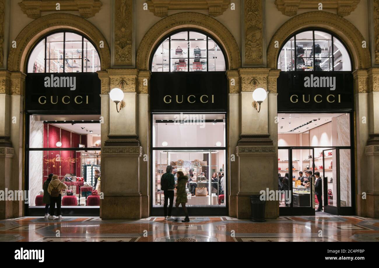 Milano - 13 gennaio 2020: Persone di fronte a una vetrina Gucci per borse e  sneakers Foto stock - Alamy