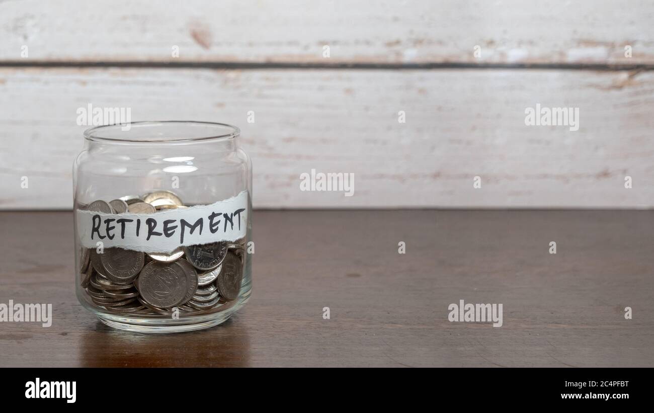 Risparmia denaro per il concetto di pensionamento con vaso di vetro e monete Foto Stock