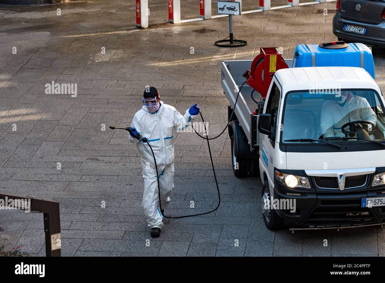 Meticolosa disinfezione e decontaminazione per le strade come prevenzione contro la malattia di Coronavirus (SARS-Cov-2), focolaio di COVID-19. Foto Stock