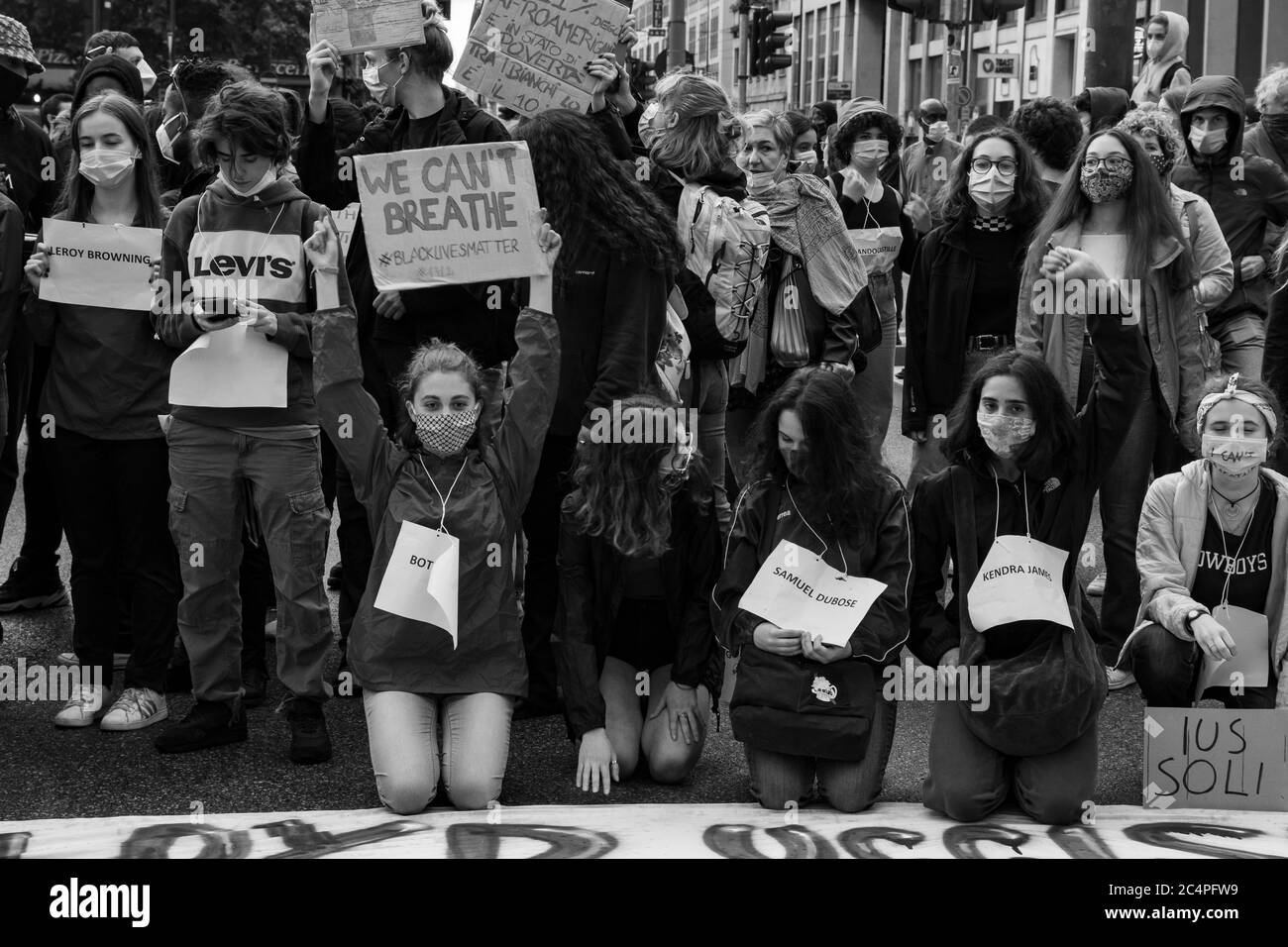 Giovani manifestanti che tengono cartelli, 'non posso respirare', 'urando l'assemblea di protesta in solidarietà al movimento Black Lives Matter (BLM). Milano, Italia. Foto Stock