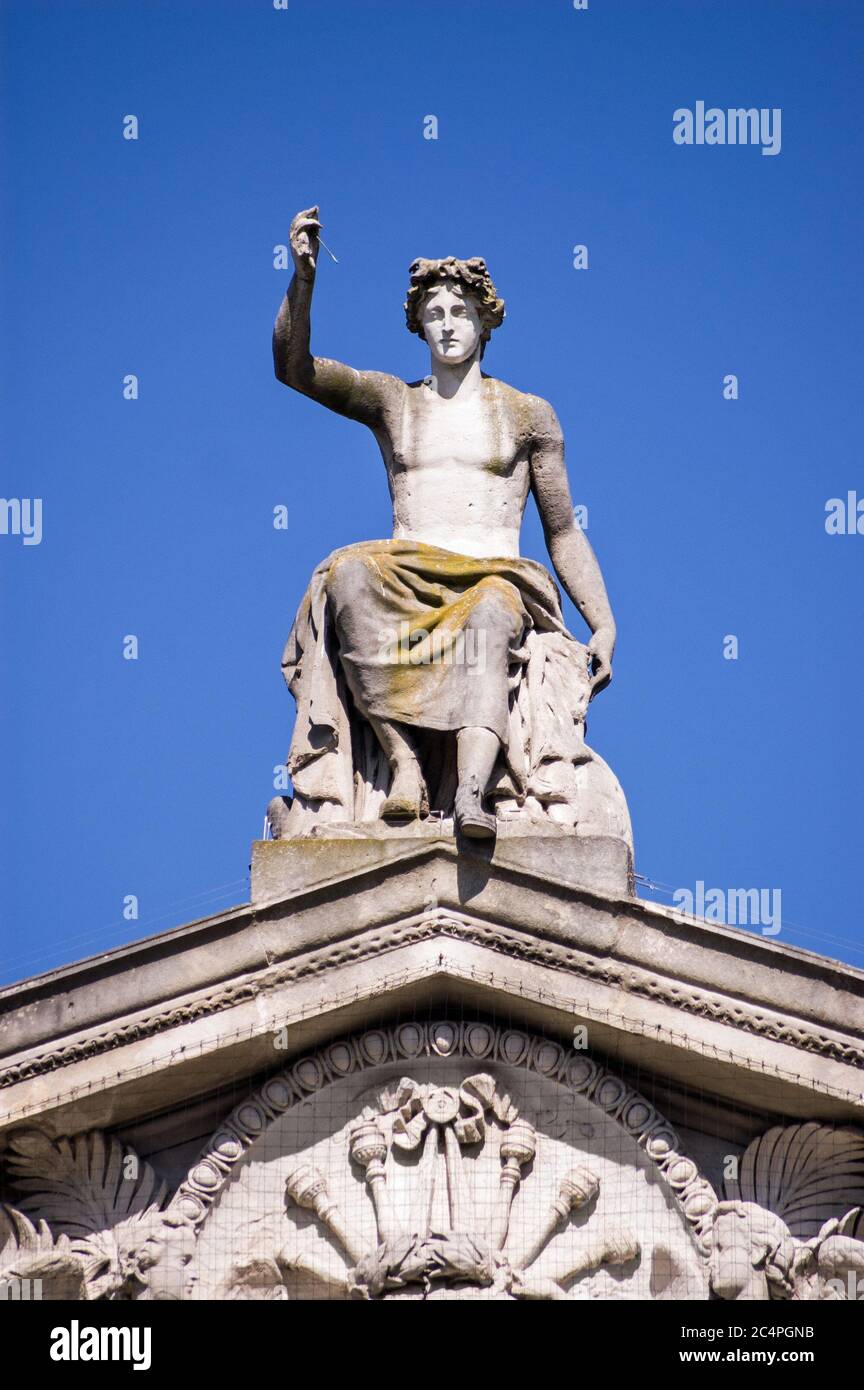 Statua del dio greco Apollo sul frontone del Museo Ashmolean di Oxford. Foto Stock