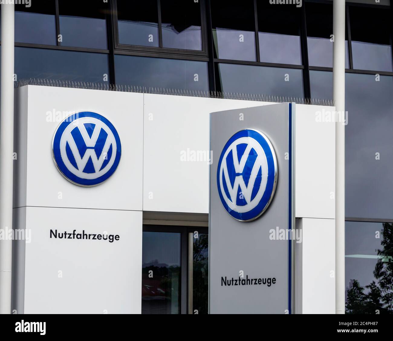 Schwabach, Bayern : il logo VW del marchio 'Volkswagen' presso un edificio di un concessionario di automobili. Volkswagen AG è un'azienda tedesca di produzione automobilistica. Foto Stock