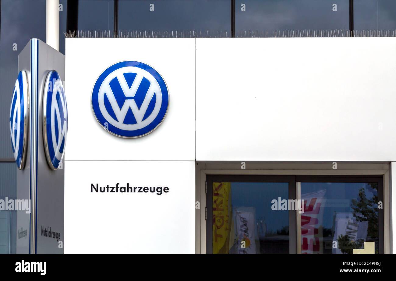 Schwabach, Bayern : il logo VW del marchio 'Volkswagen' presso un edificio di un concessionario di automobili. Volkswagen AG è un'azienda tedesca di produzione automobilistica. Foto Stock