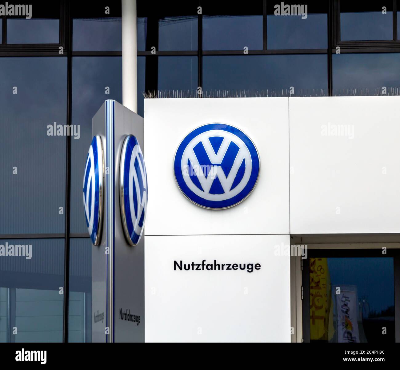 Schwabach, Bayern : il logo VW del marchio 'Volkswagen' presso un edificio di un concessionario di automobili. Volkswagen AG è un'azienda tedesca di produzione automobilistica. Foto Stock