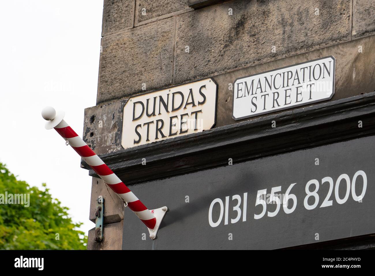 Un gruppo attivista ha attaccato cartelli stradali alternativi sulle strade con legami con il commercio di schiavi ScotlandÕs su Dundas Street , Edimburgo Scozia Foto Stock
