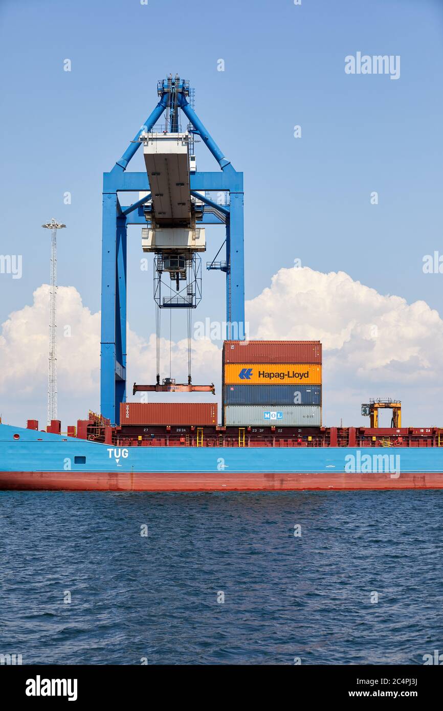 I contenitori per spedizioni che devono essere scaricati dalla nave con gru nave-terra, Copenaghen, Danimarca Foto Stock