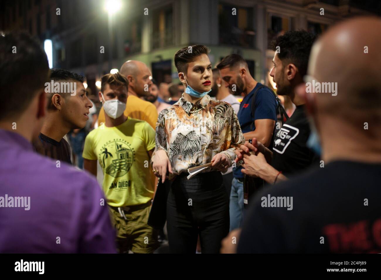 Milano, Italia. 27 Giugno 2020. La comunità LGTBIQ festeggia per strada.nonostante la limitazione imposta dalla pandemia di Covid-19, si è svolta una piccola celebrazione per la consueta settimana del Pride di Milano. La comunità LGBTQI e i loro sostenitori hanno trascorso un soggiorno rilassante nei dintorni di porta Venezia, dando vita alla città. Credit: SOPA Images Limited/Alamy Live News Foto Stock