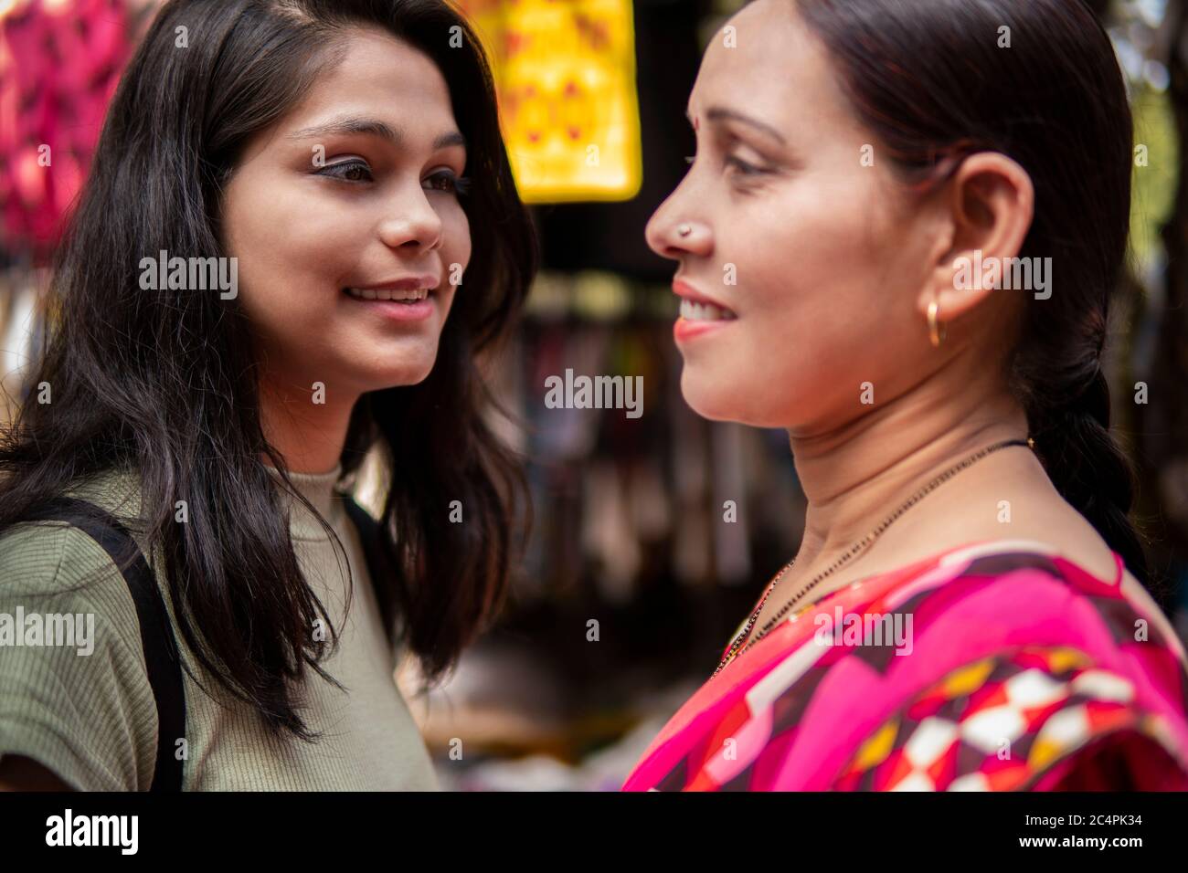Felice madre e figlia Together.Shoot luogo Sarojini Nagar, delhi. Foto Stock
