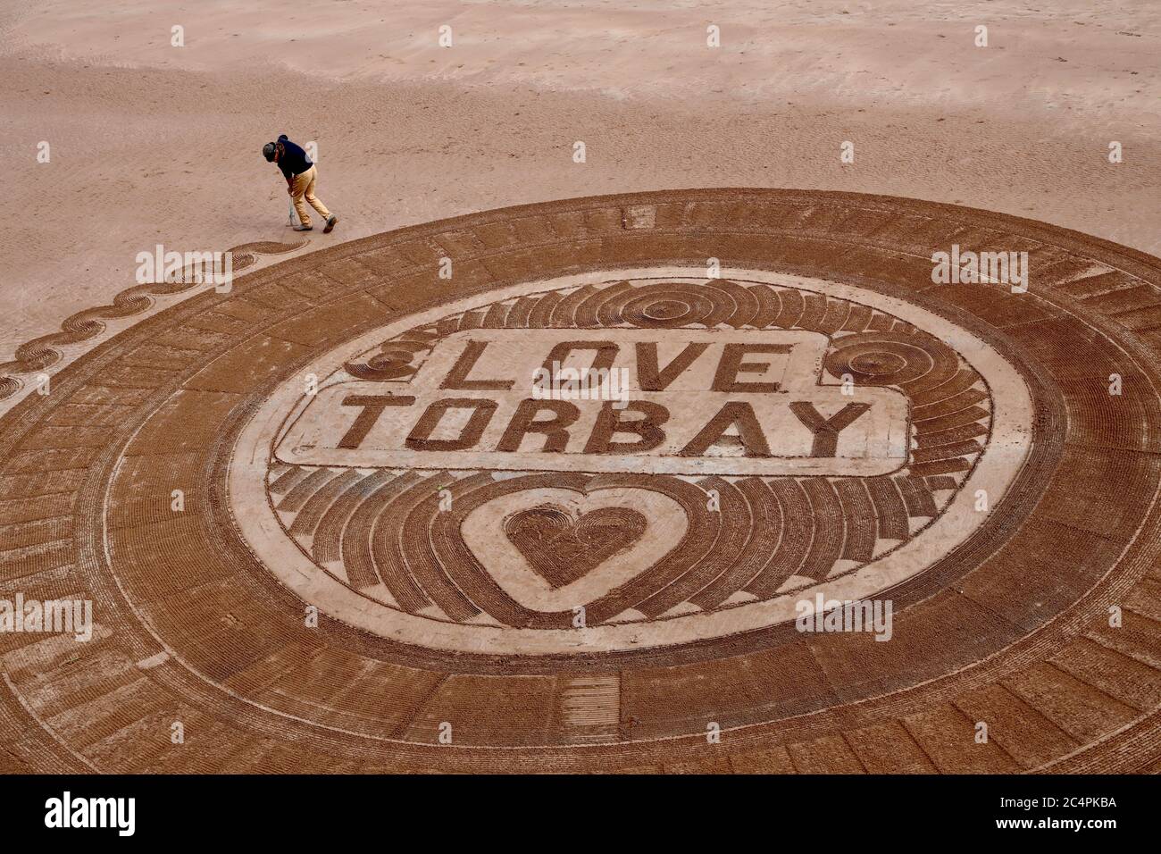 Torbay, Regno Unito. 28 luglio 2020. "Love Torbay" Beach art mentre Torquay si prepara ad aprire l'ospitalità il prossimo fine settimana. Artista Geoffrey Ward, aka SandyMan Credit: Julian Kemp/Alamy Live News Foto Stock