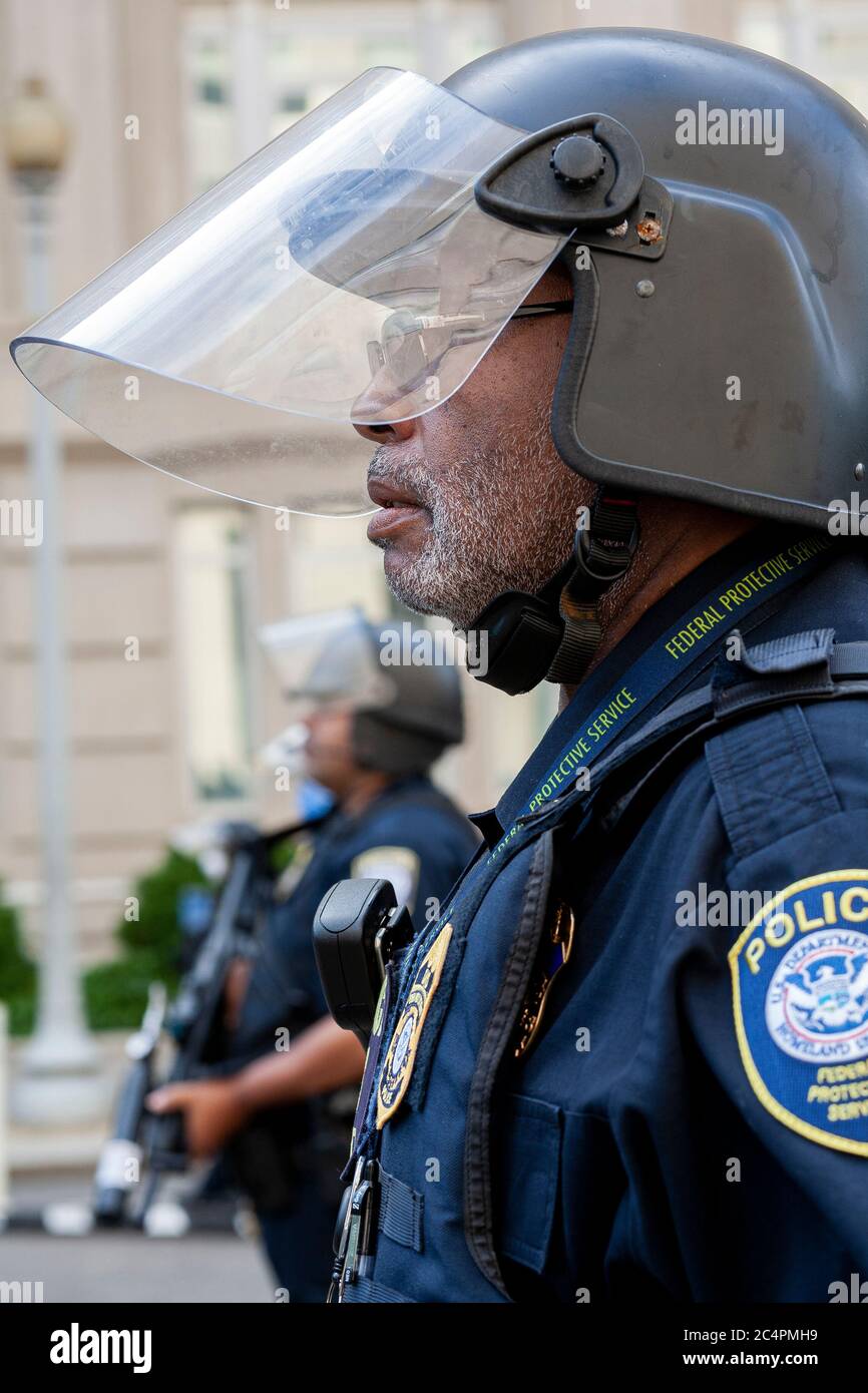 DHS Officer in formazione al di fuori della Casa Bianca Foto Stock