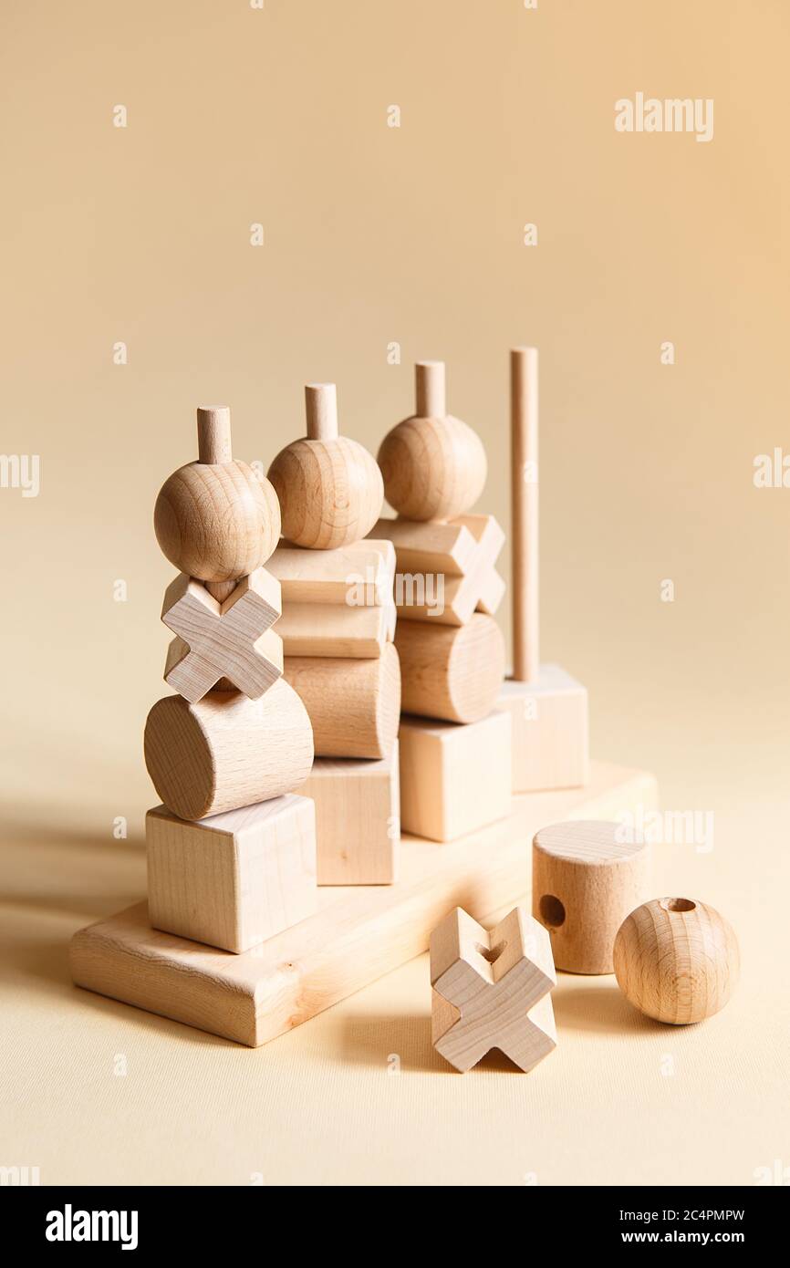 Giocattoli di legno per bambini. La sequenziazione blocca le risorse di apprendimento per educare forme, capacità motorie fini, coordinazione oculistica, capacità matematiche. Natur Foto Stock