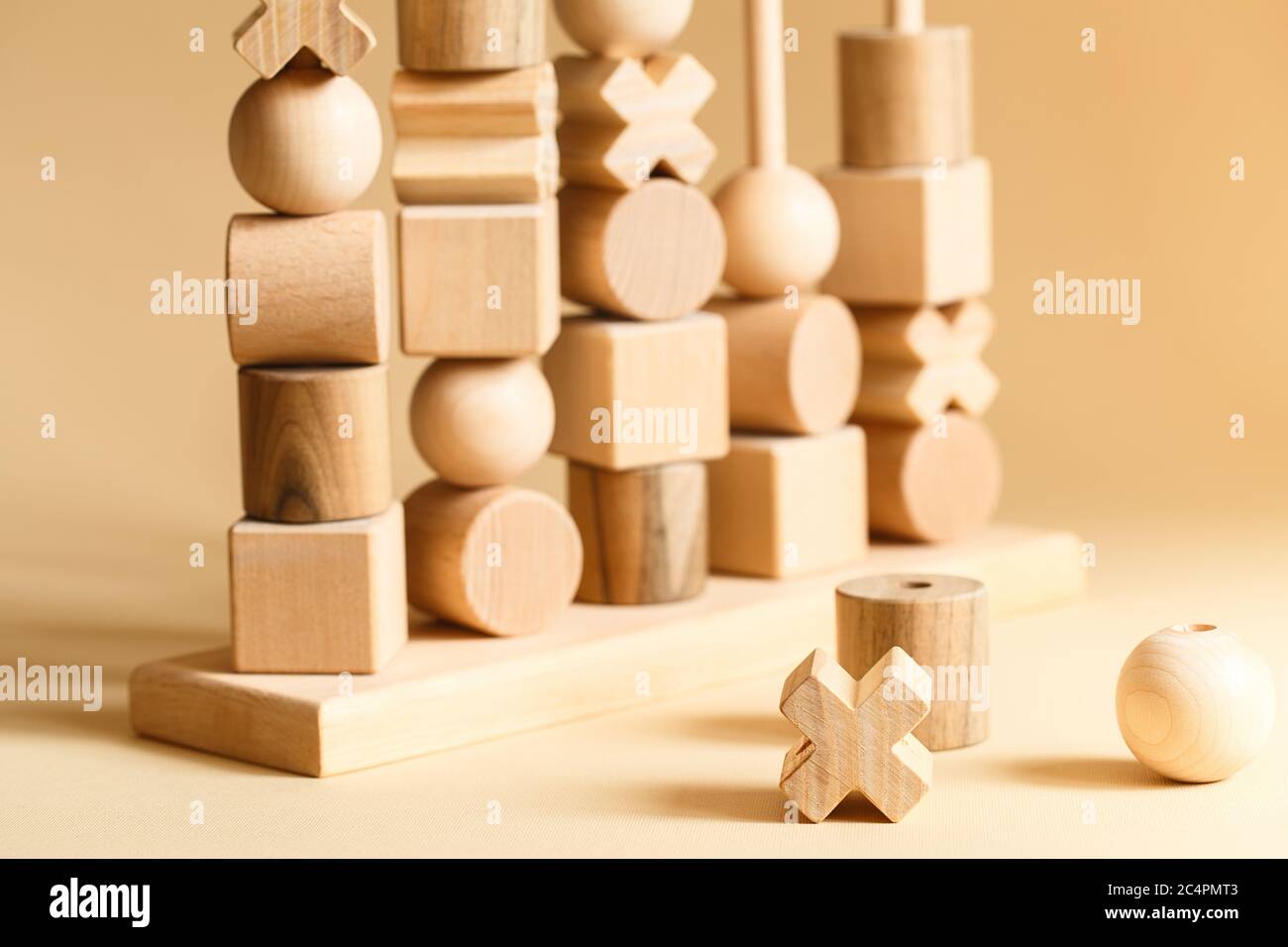 Giocattoli di legno per bambini. La sequenziazione blocca le risorse di apprendimento per educare forme, capacità motorie fini, coordinazione oculistica, capacità matematiche. Natur Foto Stock