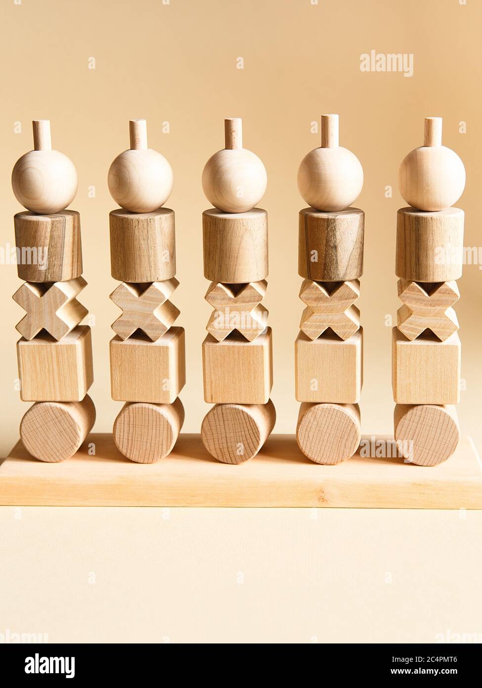 Giocattoli di legno per bambini. La sequenziazione blocca le risorse di apprendimento per educare forme, capacità motorie fini, coordinazione oculistica, capacità matematiche. Natur Foto Stock