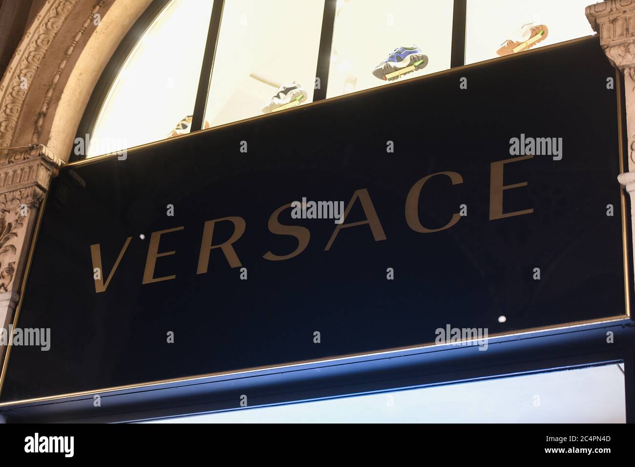 Milano - 13 gennaio 2020: Dettagli del logo Versace Foto Stock