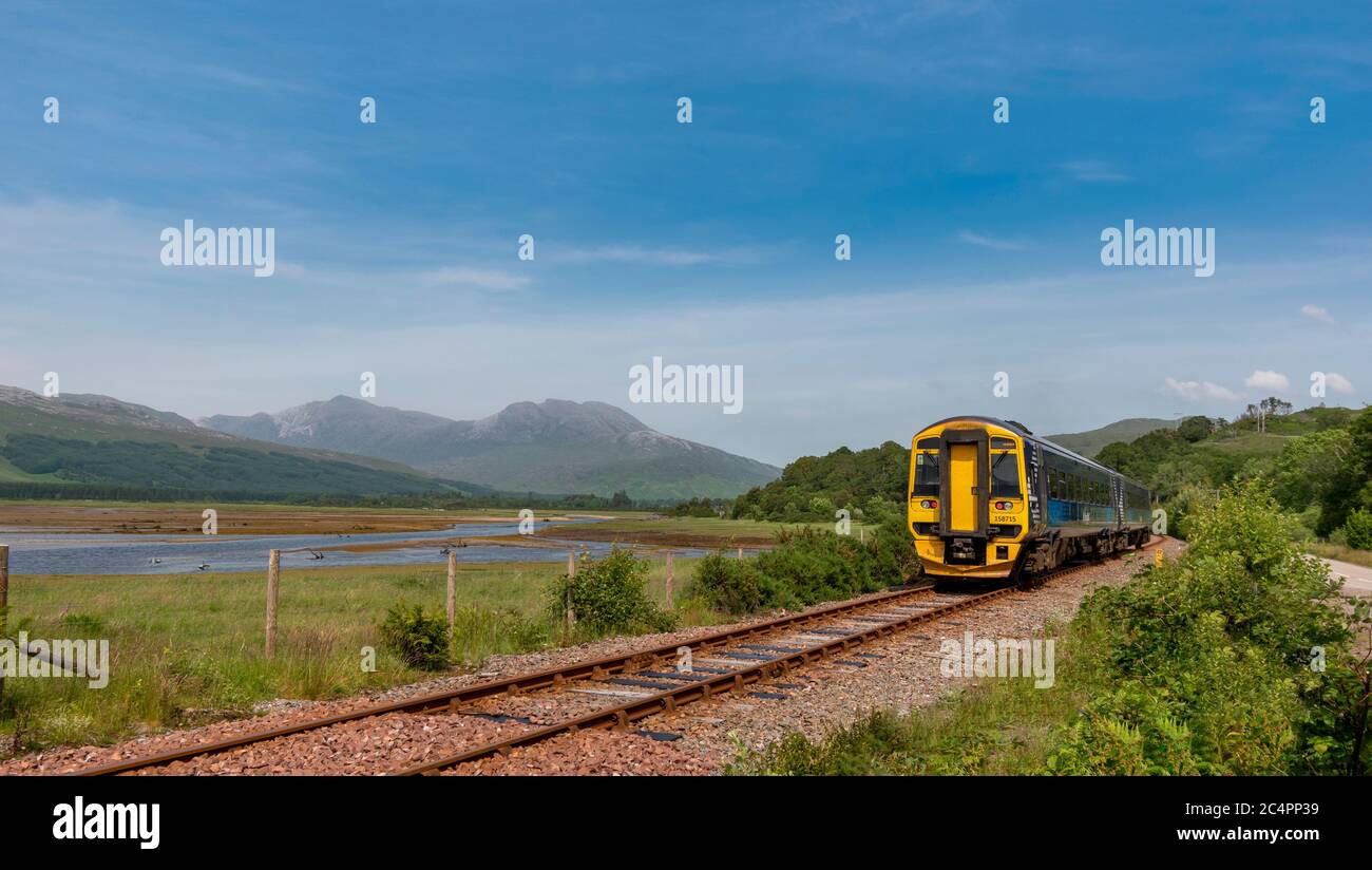 LOCH CARRON ROSS-SHIRE SULLA COSTA OCCIDENTALE DELLA SCOZIA TRENO SCOTRAIL SULLA INVERNESS A KYLE DELLA LINEA LOCHALSH Foto Stock