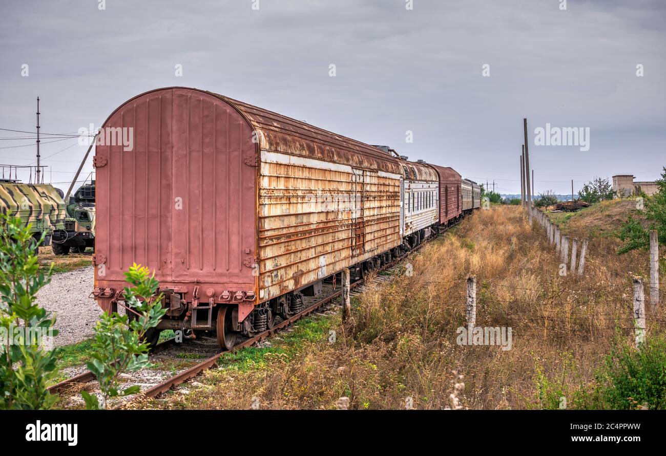 Pobugskoe, Ucraina 09.14.2019. Vecchio carro militare per razzi a combustibile solido nel Museo delle forze nucleari strategiche sovietiche, Ucraina Foto Stock