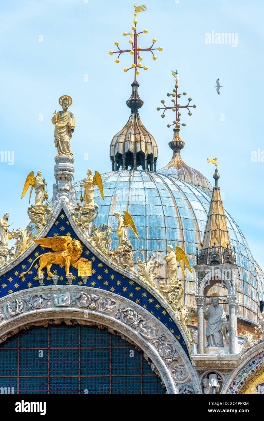 Primo piano della Basilica di San Marco, edificio rinascimentale di Venezia. La cattedrale medievale di San Marco è la principale attrazione turistica di Venezia. Facciata di lusso Foto Stock