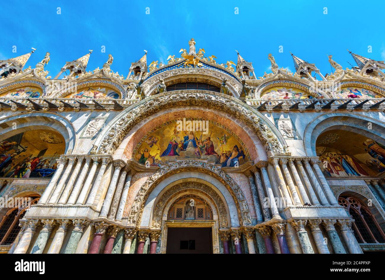 Basilica di San Marco a Venezia. La famosa cattedrale di San Marco è la principale attrazione turistica di Venezia. Antico edificio con bellissimi mosaici. Bot anteriore Foto Stock