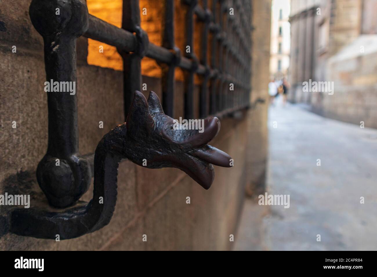 Figure decorative in ferro nelle vecchie strade della città di Barcellona centro Foto Stock