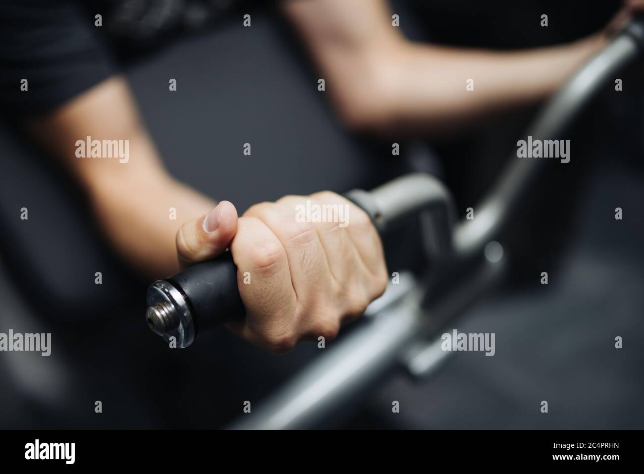 Immagine ravvicinata del giovane atleta che si prepara al treno crossfit Foto Stock